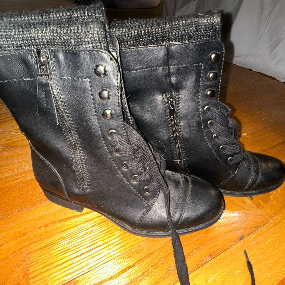 Black Boots size 8 1/2, didn’t really wear. Maybe wore once or twice.